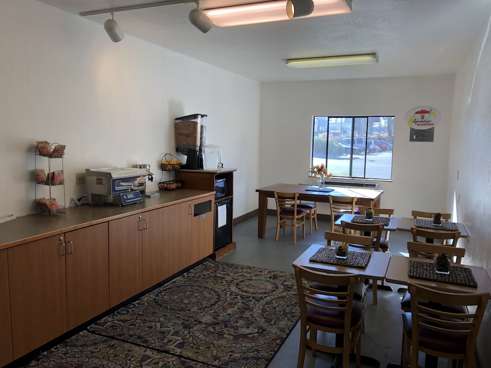Super 8 By Wyndham Bend OR 37/50