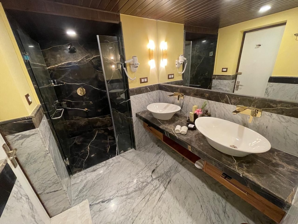 SUITE, KING BED