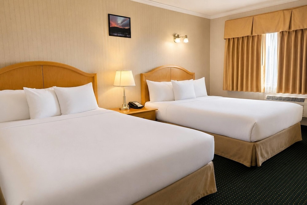 غرفة ديلوكس بسريرين كوين، Travelodge by Wyndham Chetwynd 2/5