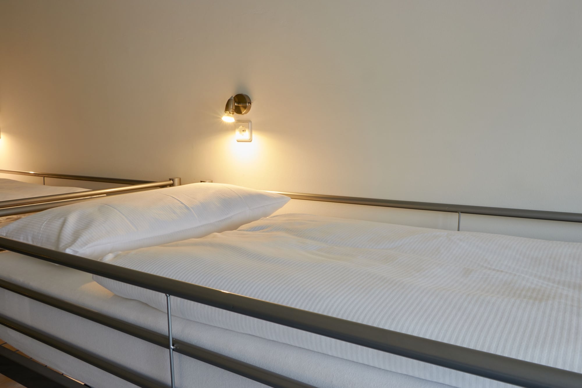 MIXED DORM, 6 BEDS, SHARED BATHROOM