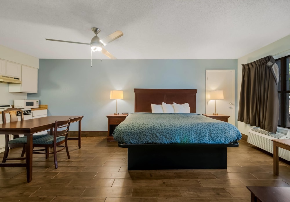 Efficiency, Suite, King Bed, Sofa