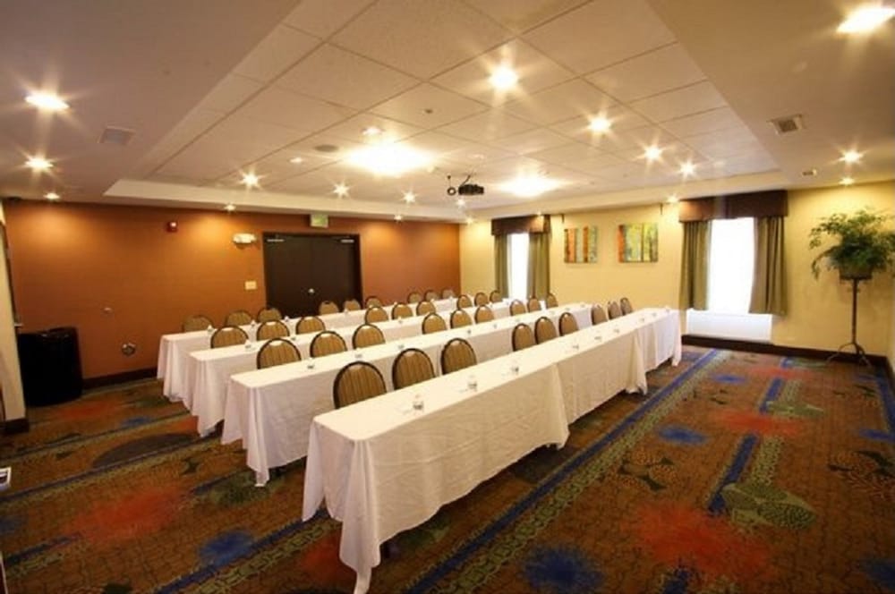 Holiday Inn Express Hotel Suites Chicago Algonquin 68/75