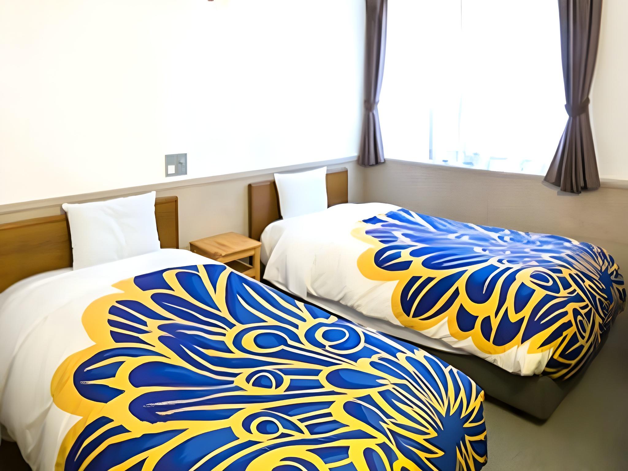 ROOM, TWIN BEDS