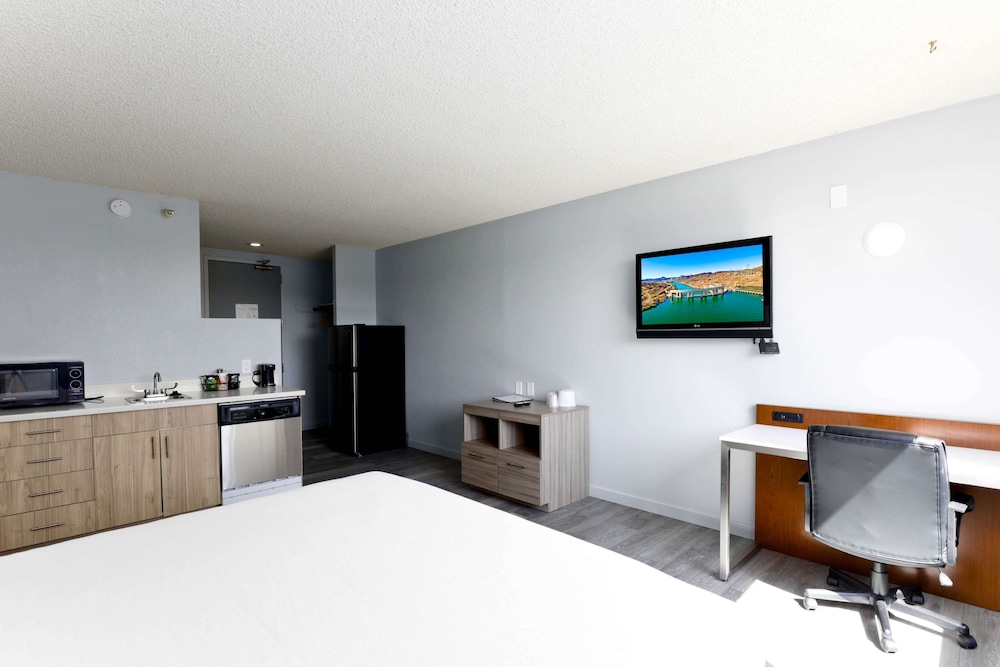 Studio6 Suites Lake Havasu City AZ 32/61