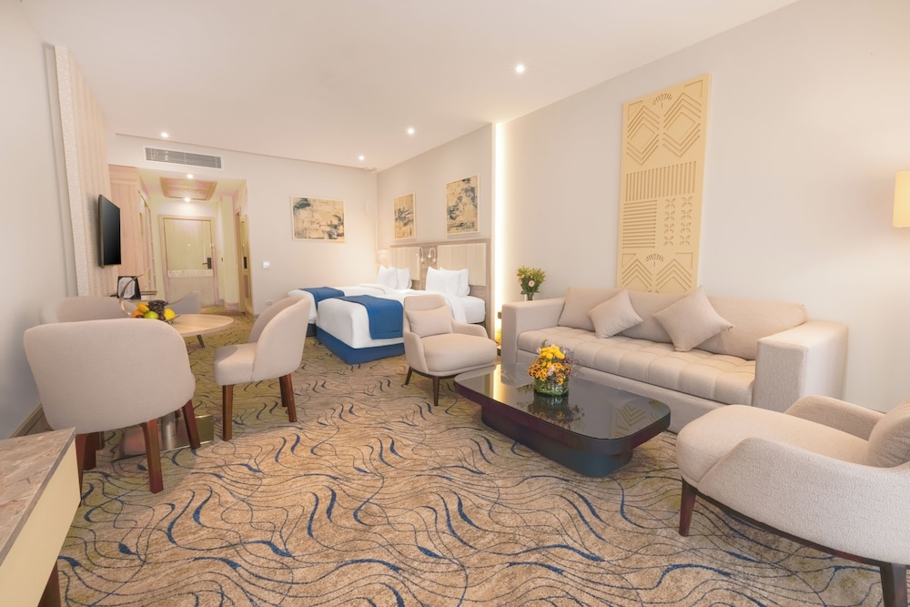 Helnan Antoniades Palace 34/60