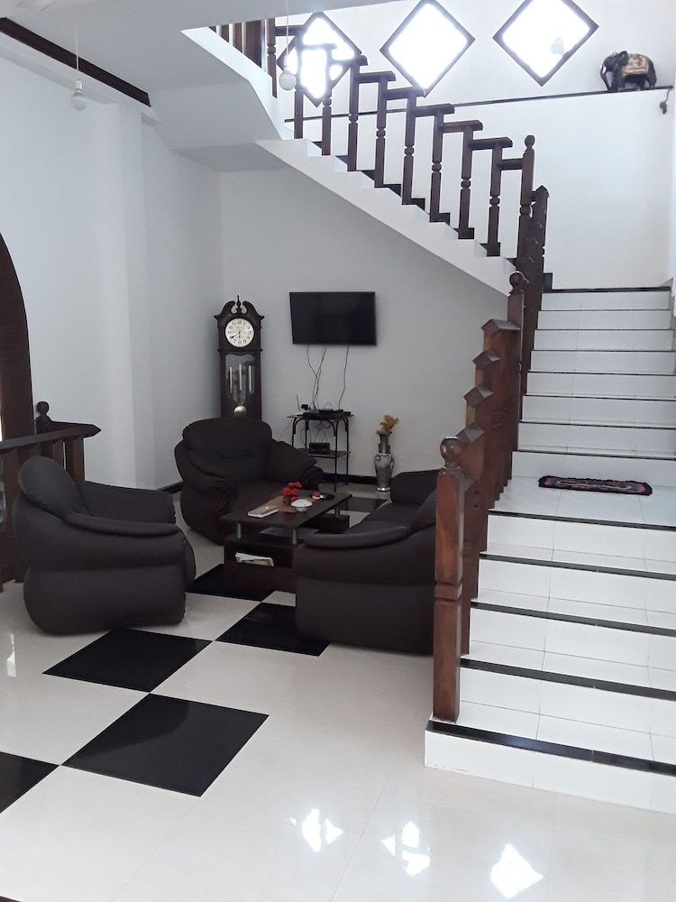 Darshani Hikka Villa 5/9