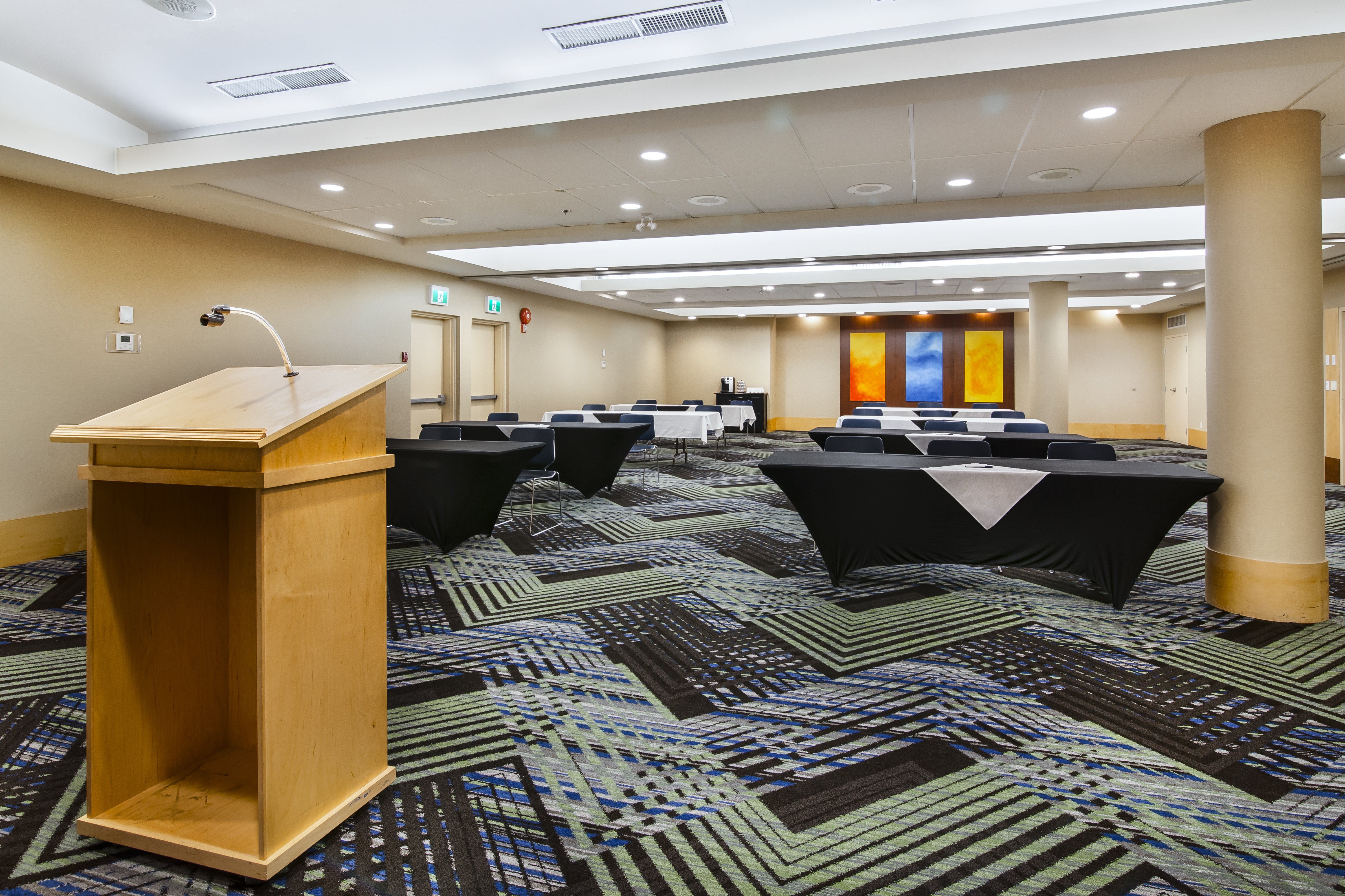 Holiday Inn Express Suites Langley 67/73