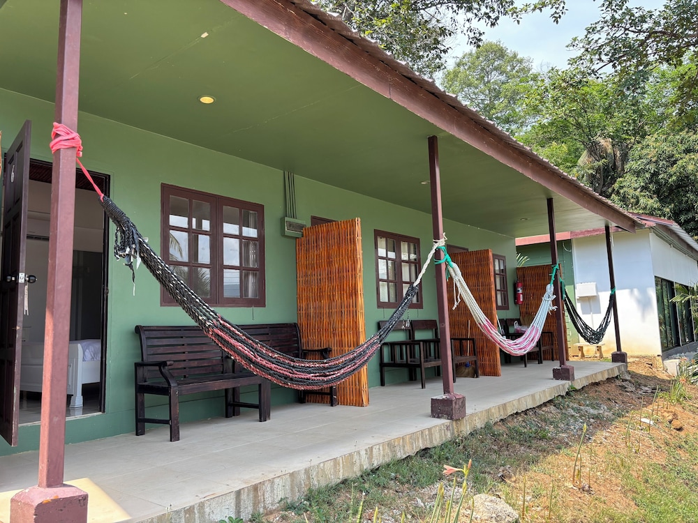 Cliff Cottage Resort 10/75