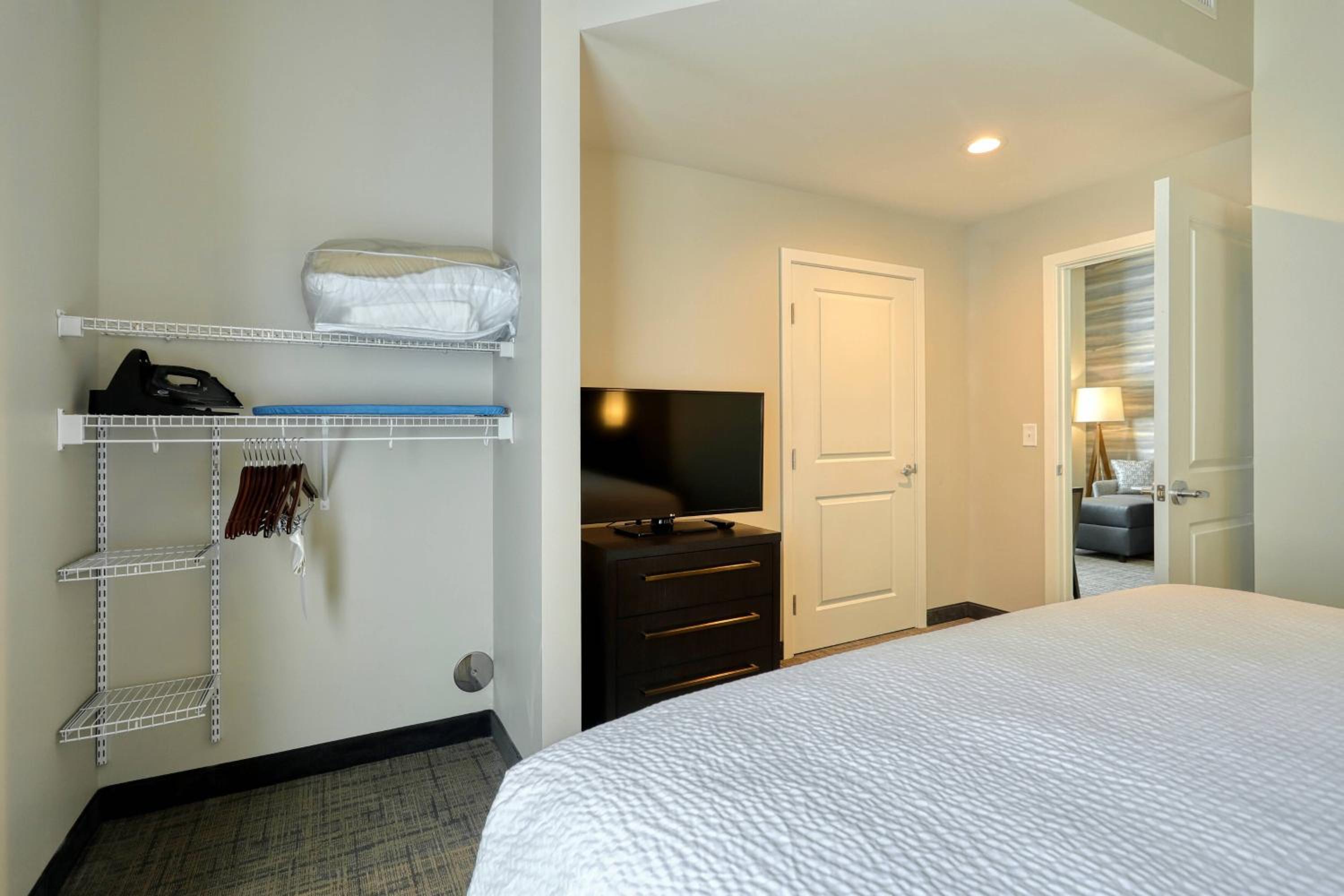 1 Bedroom, Suite, King Bed, Sofa, Bathtub, Accessible