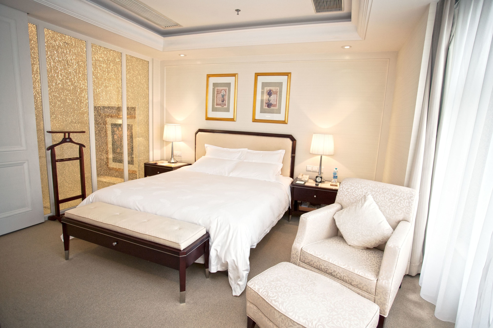 EXECUTIVE, SUITE