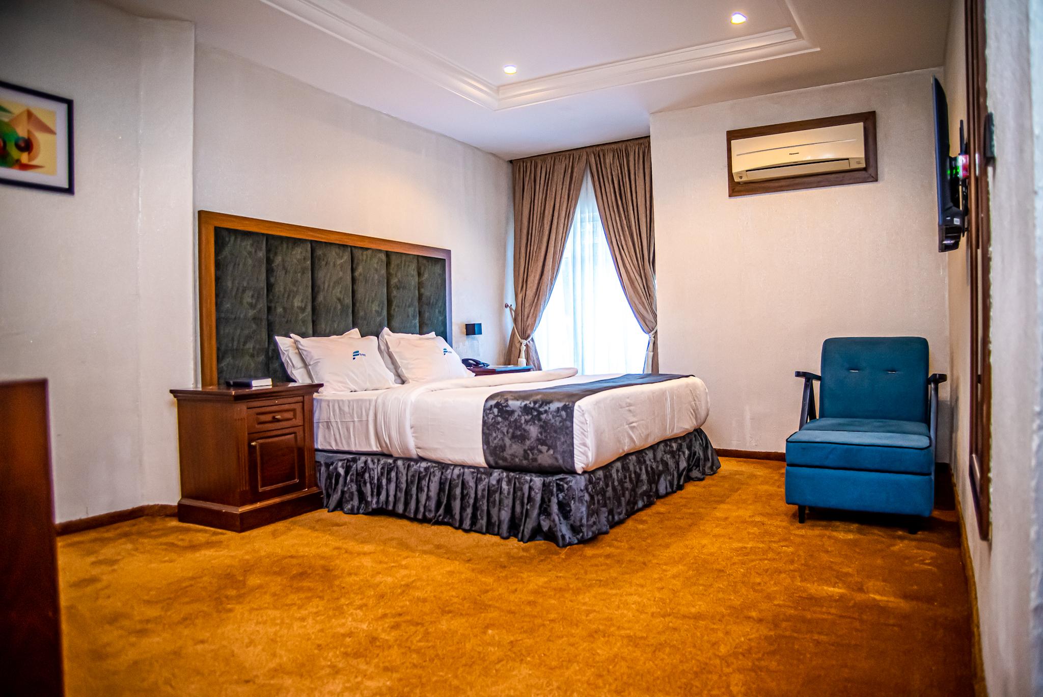 Diplomat, Suite