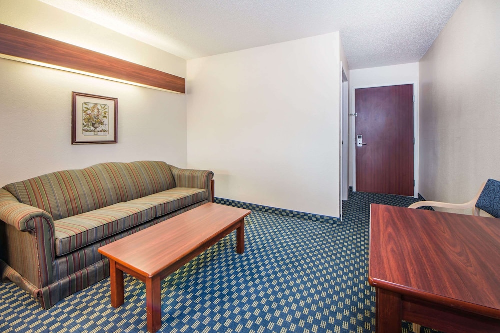 Microtel Inn & Suites by Wyndham Tulsa / Catoosa Route 66 7/17