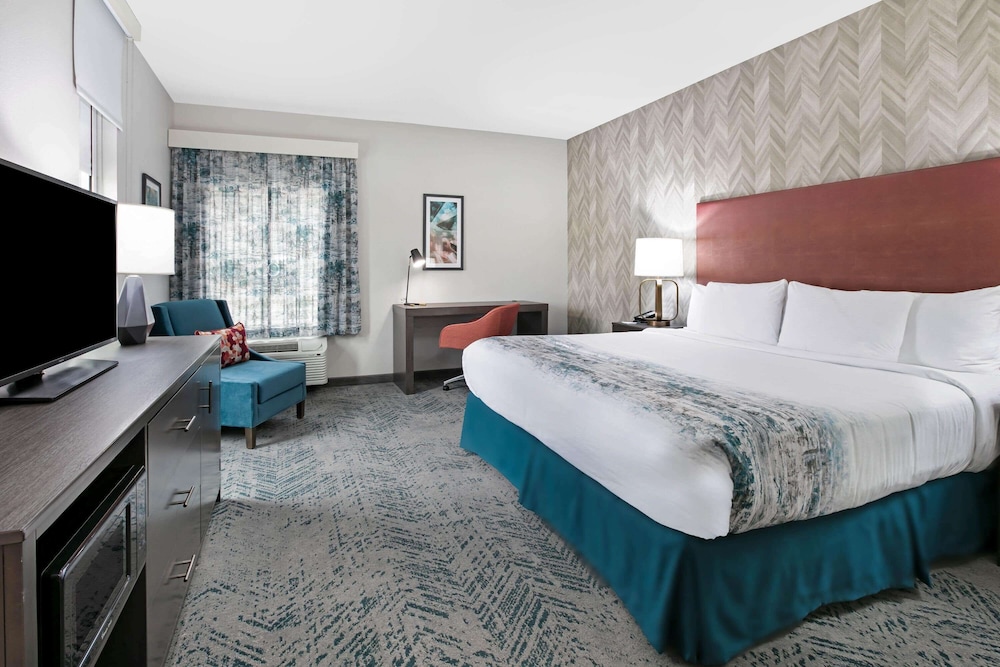 La Quinta Inn & Suites by Wyndham DFW West-Glade Parks 15/47