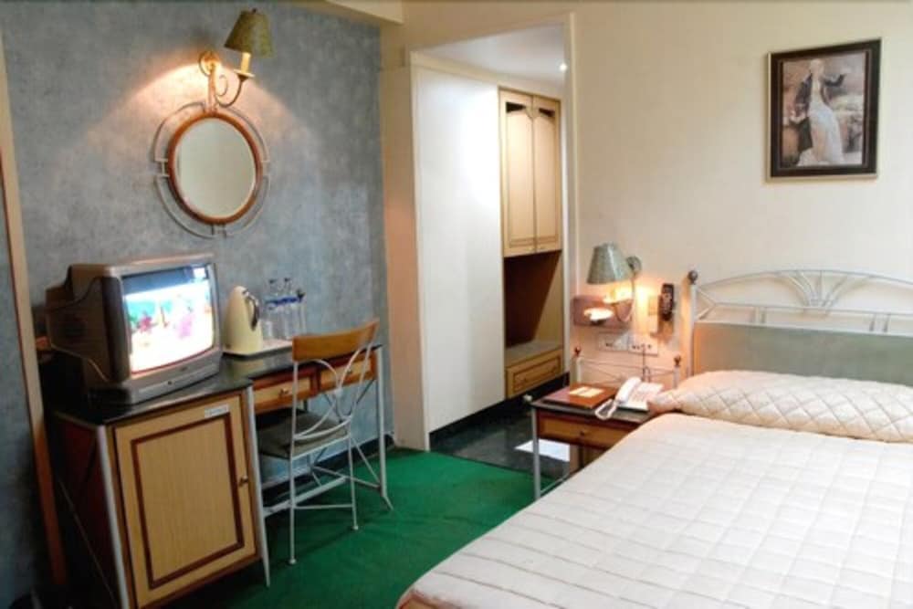 Hotel Gurukripa 40/50