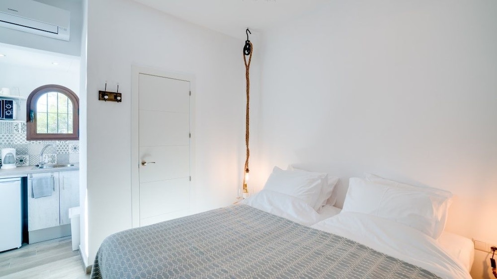 1 Bedroom, Queen Bed, Pool View, Pool Side