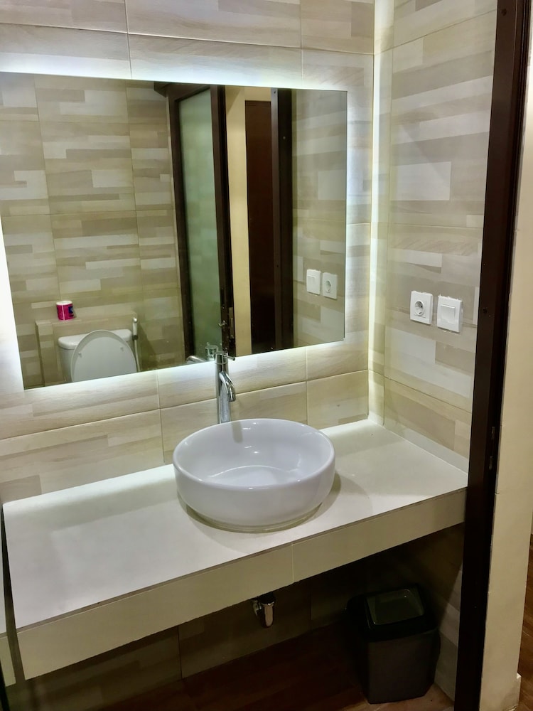 Aman Gati Hotel Lakey 50/50