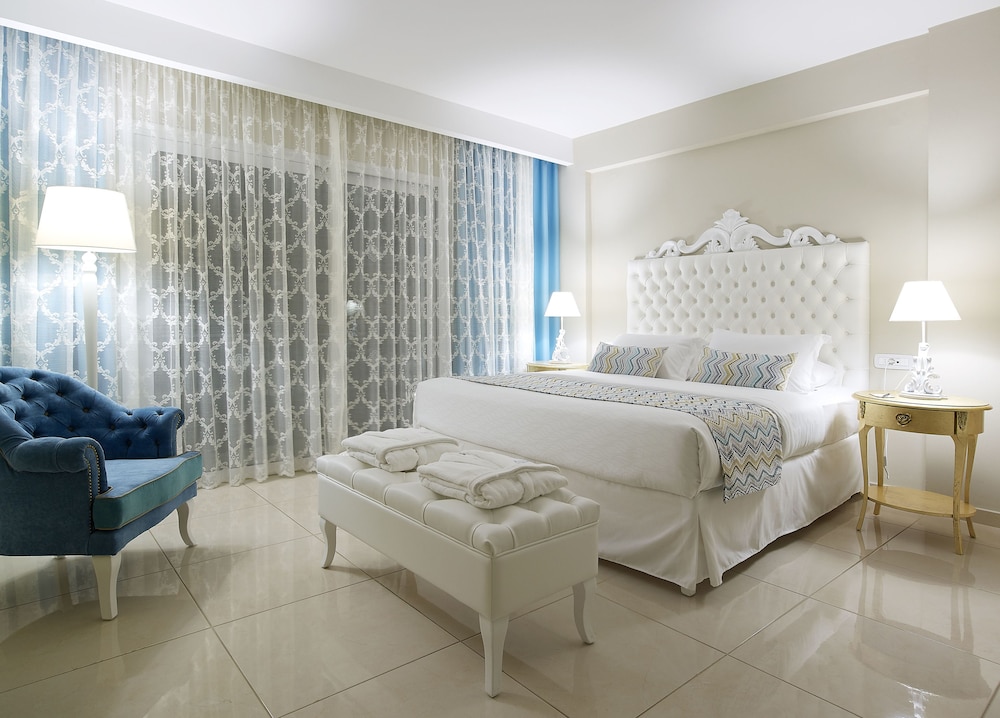 Deluxe, Twin Beds, Shared Pool, Sofa