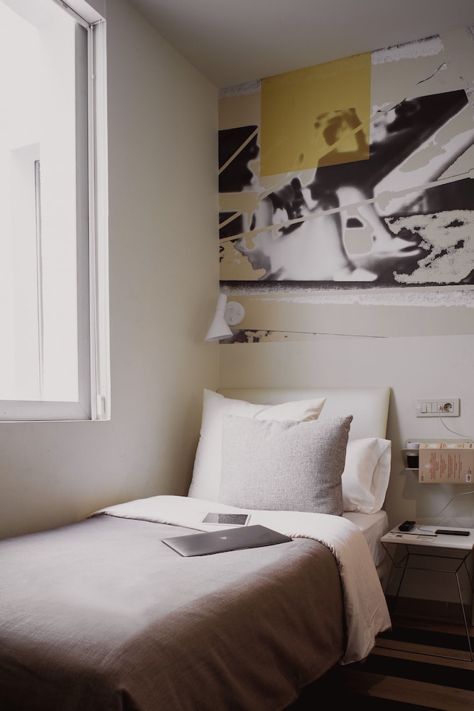 ROOM, SINGLE