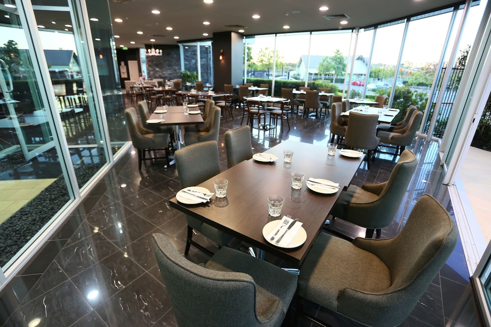 Springfield Lakes Hotel 35/49