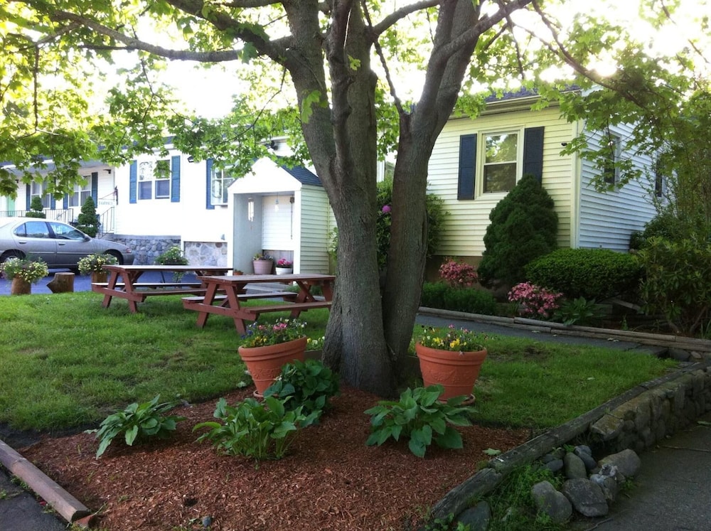 Founder's Brook Motel & Suites 32/48