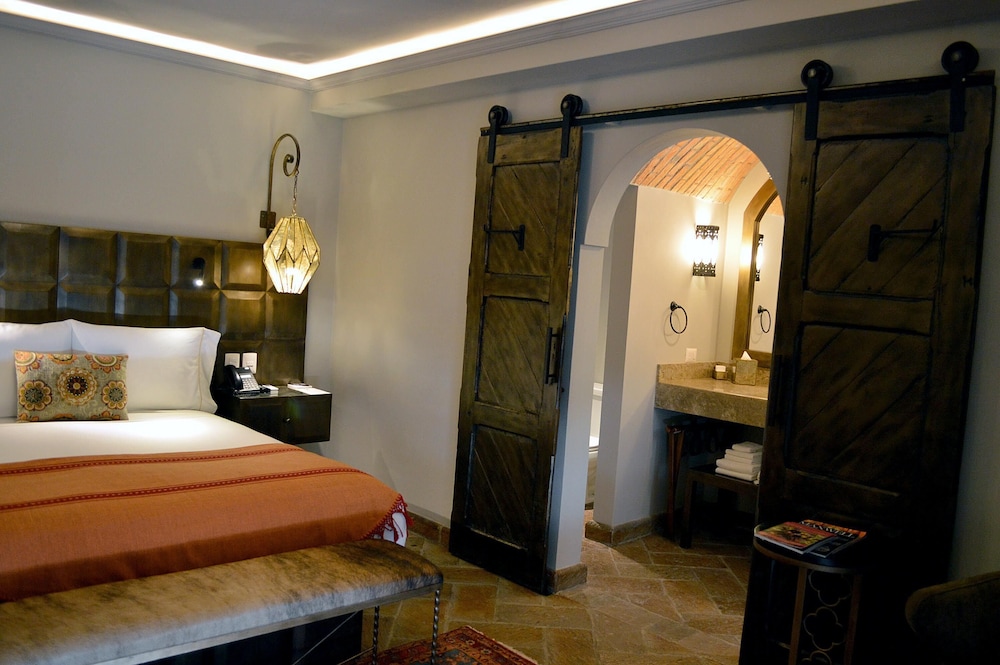 STANDARD, QUEEN BED