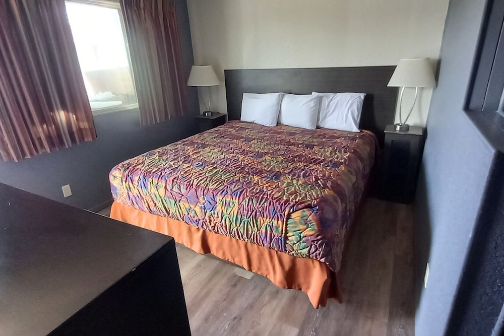 Sky-Palace Inn & Suites El Dorado 13/27