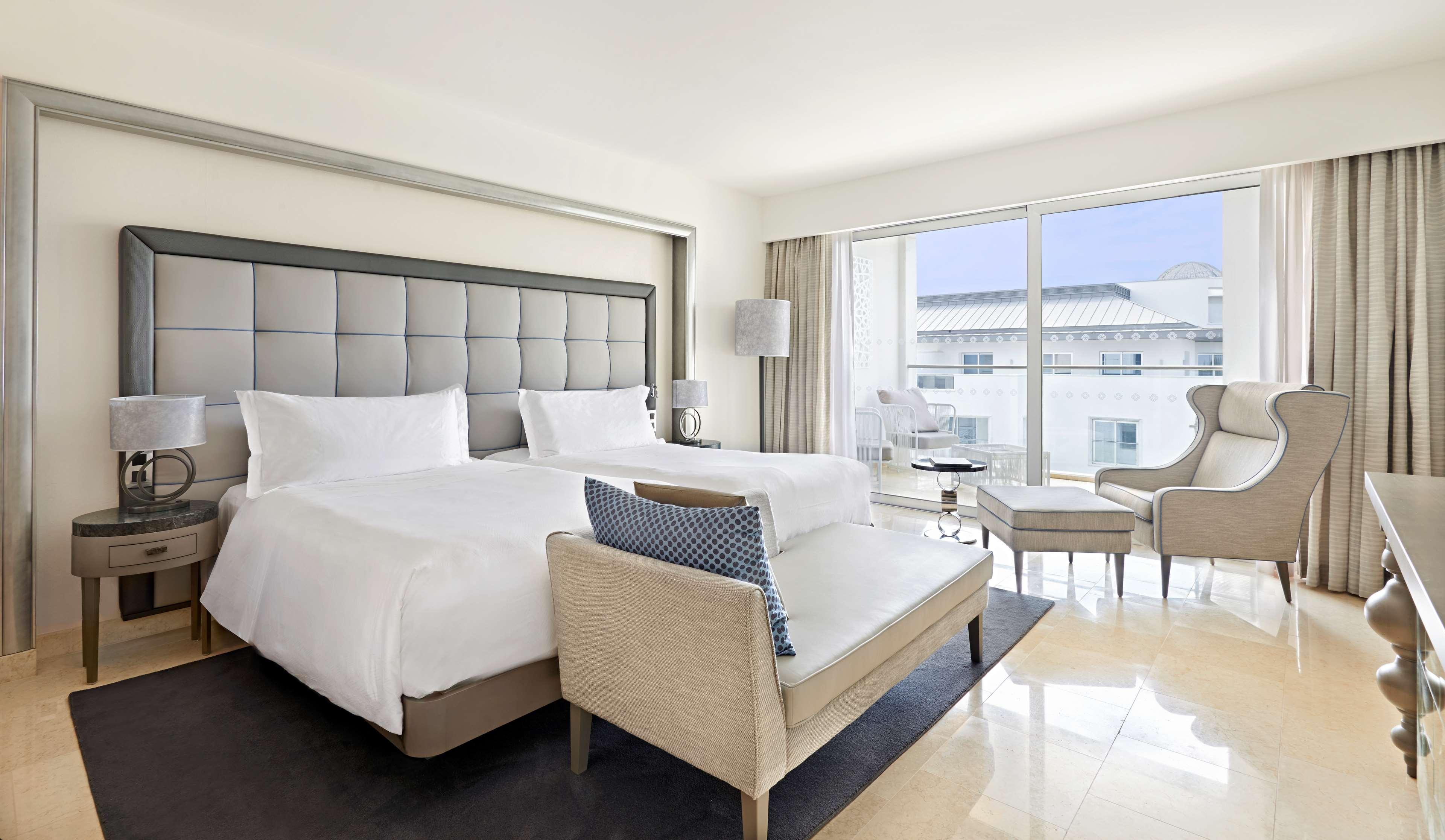 DELUXE, TWIN BEDS