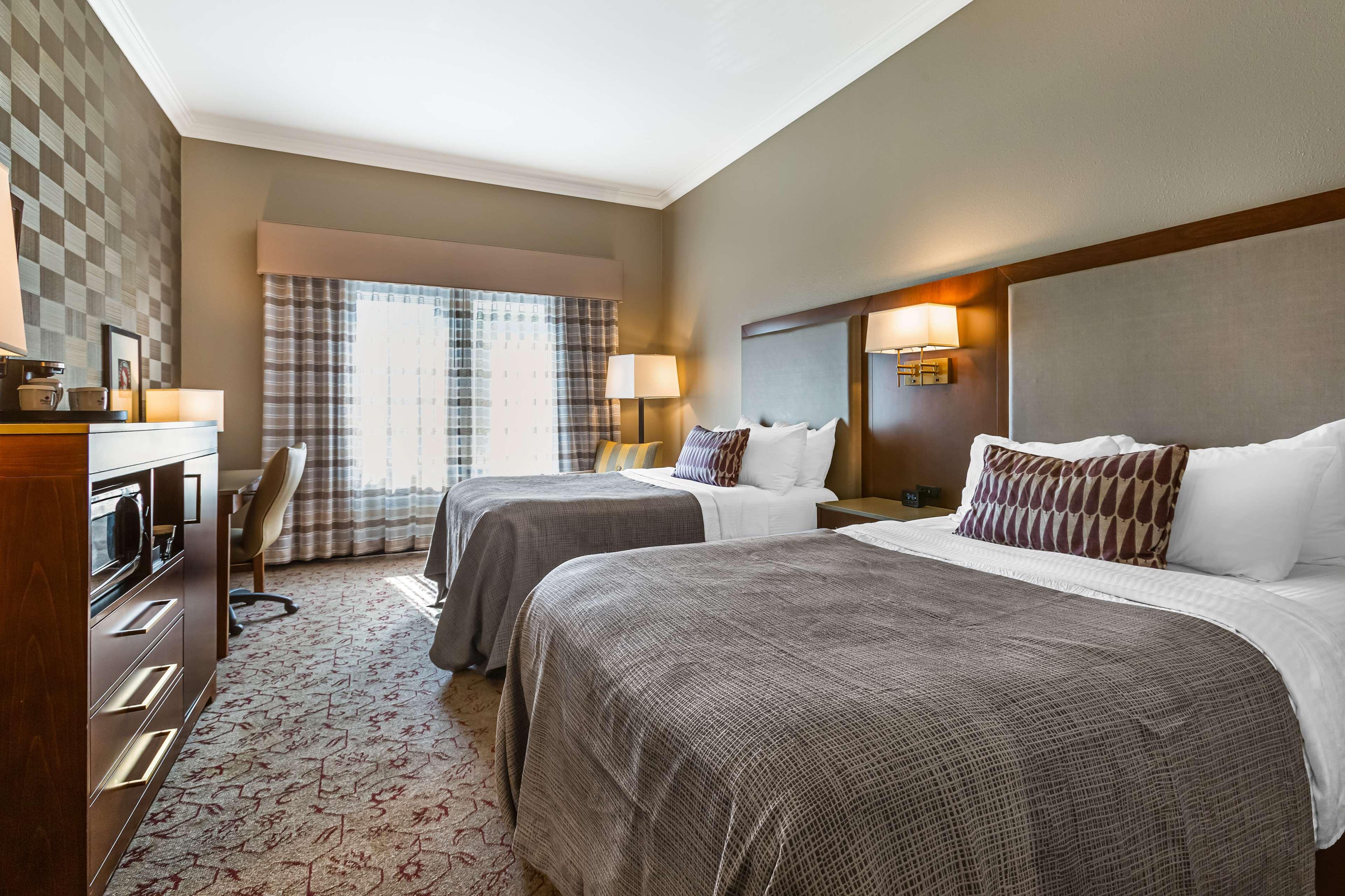 Hai, 2 Queen Beds