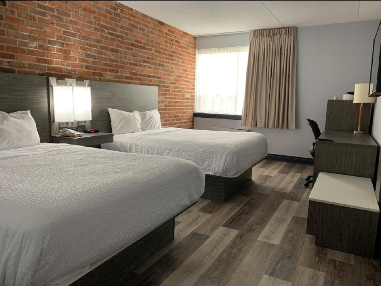 غرفة ديلوكس بسرير كينج وسريرين كوين، Travelodge by Wyndham Barrie on Bayfield 4/10