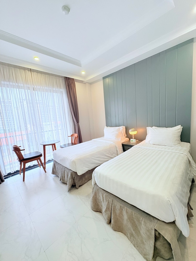ROOM, TWIN BEDS