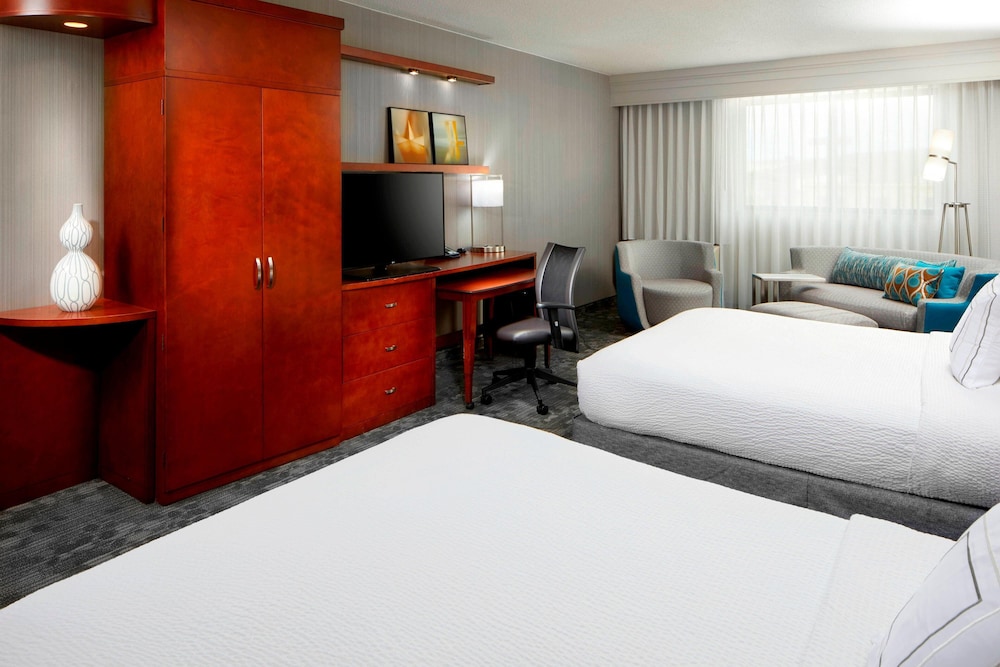 Courtyard By Marriott San Antonio Six Flags At The Rim 13/36