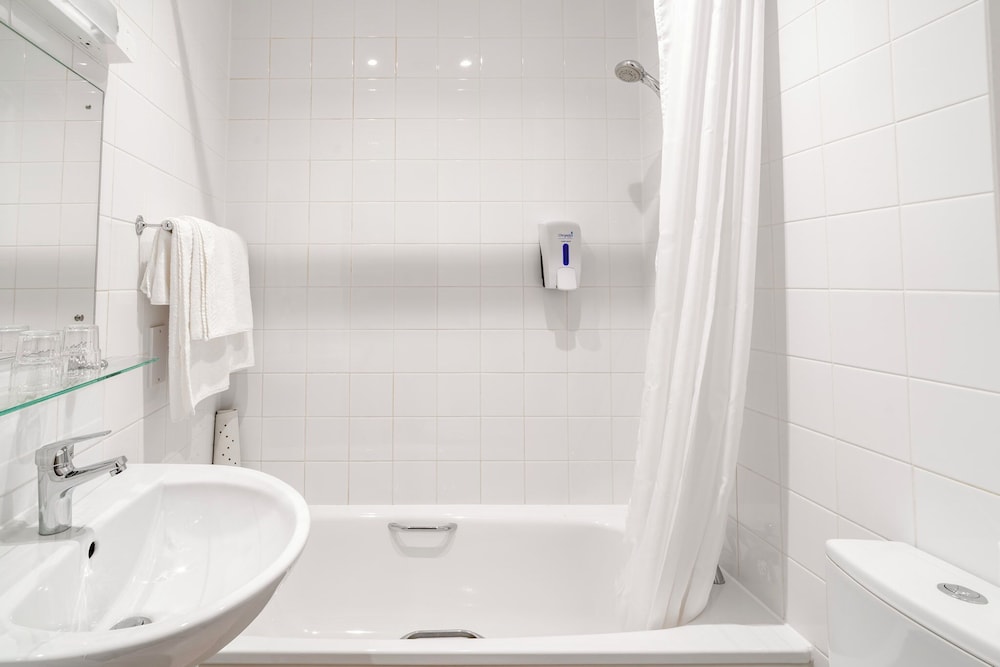 Russ Hill Hotel Gatwick 58/62