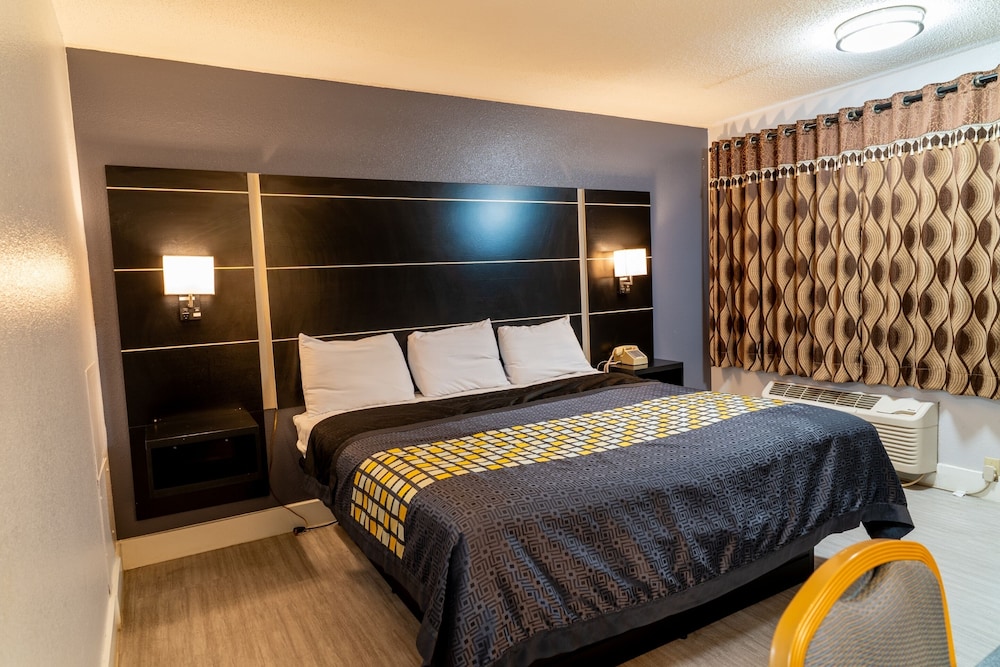غرفة بسرير كينج للمدخنين، Coratel Inn & Suites by Jasper Hastings 4/10