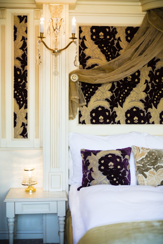 PRESIDENTIAL, SUITE