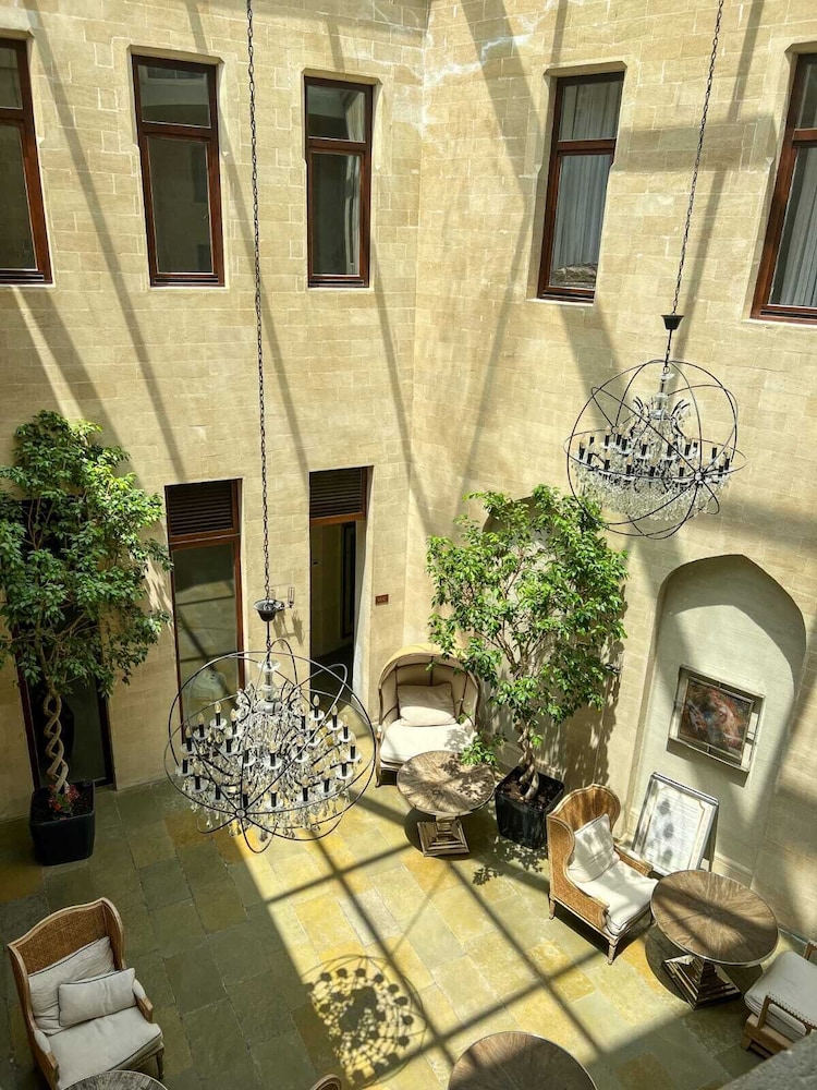Shirvanshah Hotel 4/70