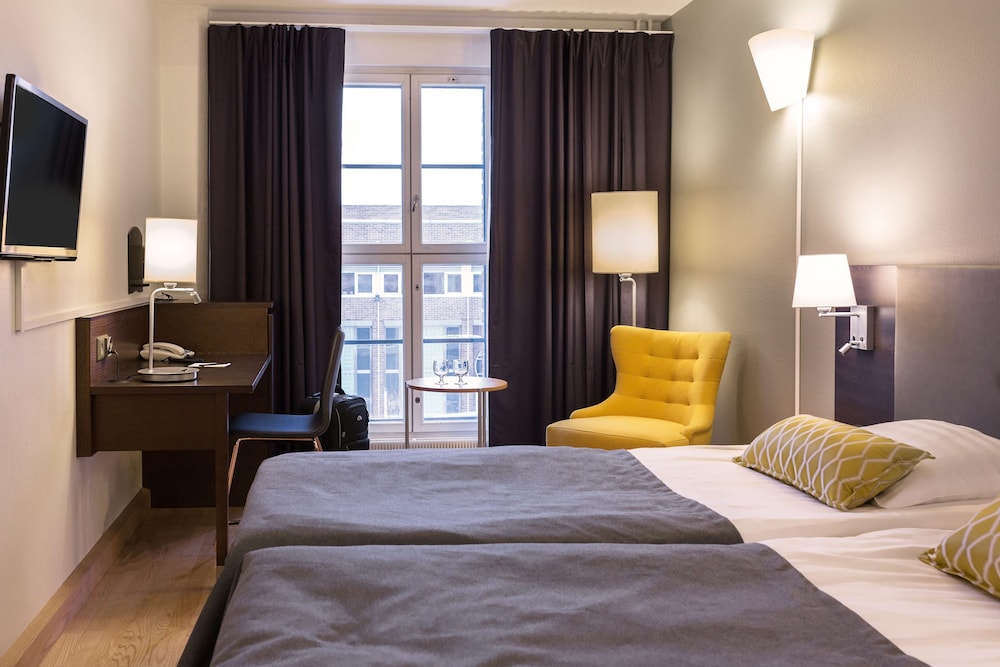 ROOM, TWIN BEDS