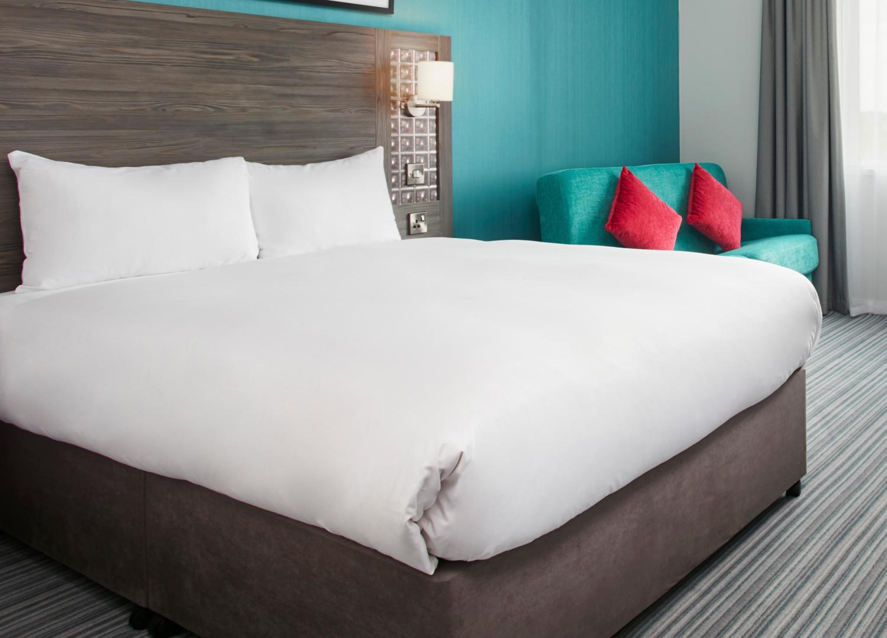 غرفة قياسية بسريرين منفصلين مع أريكة، Leonardo Hotel Belfast 4/5