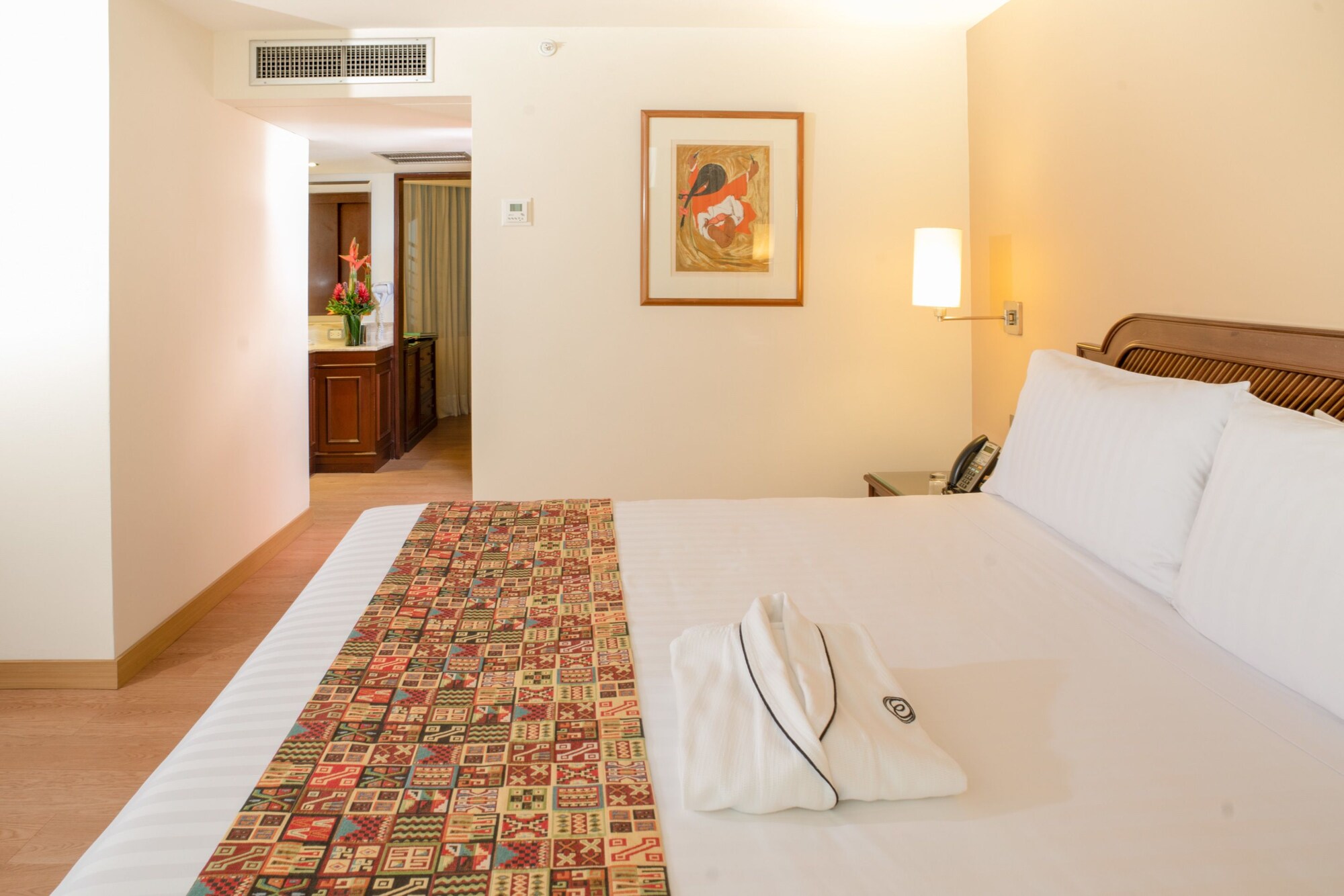 SUITE, KING BED