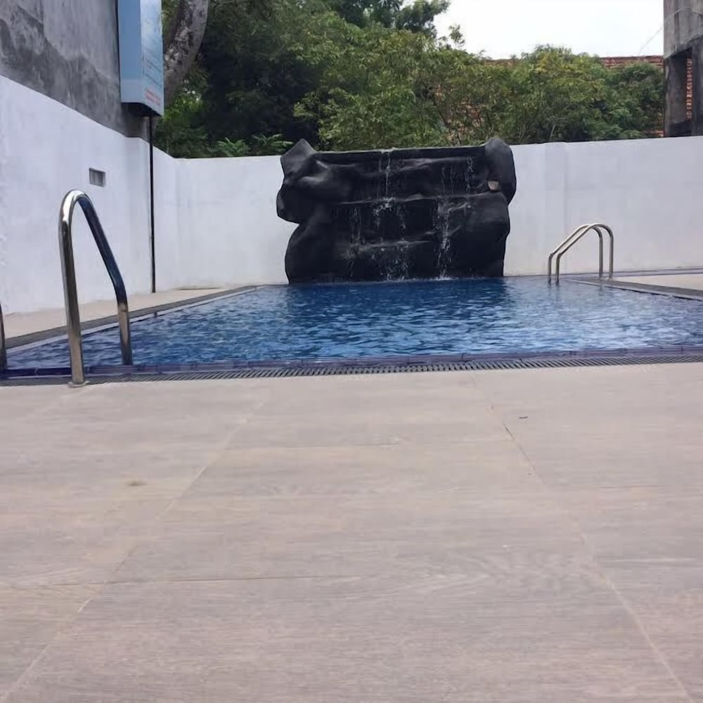 Mahakumara White House Hotel 17/19