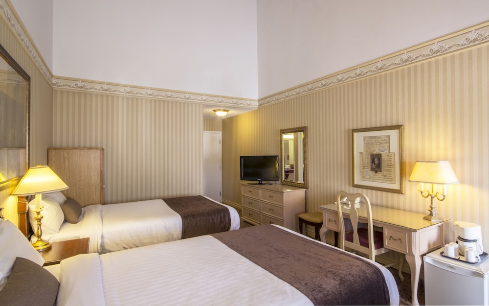 ECONOMY, 2 DOUBLE BEDS