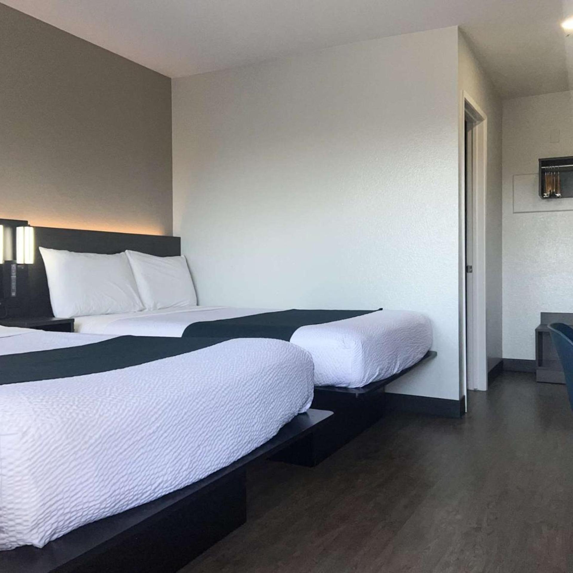 1 Full Bed - ADA/Tub, Motel6 Tulare, CA 5/10