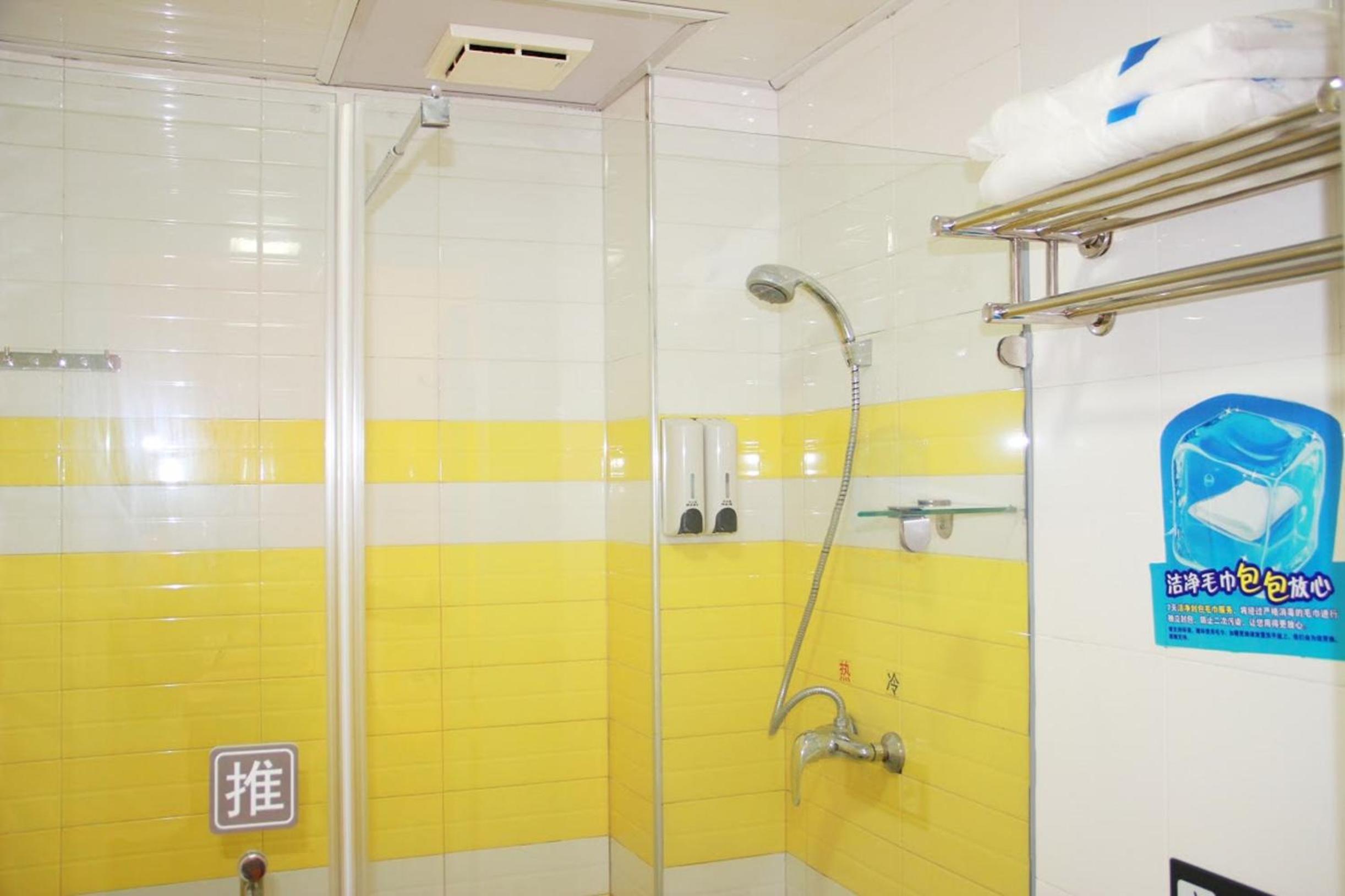 7 Days Inn (Xian Jiaotong University Medical College Weiyi Street Metro Station) 66/69