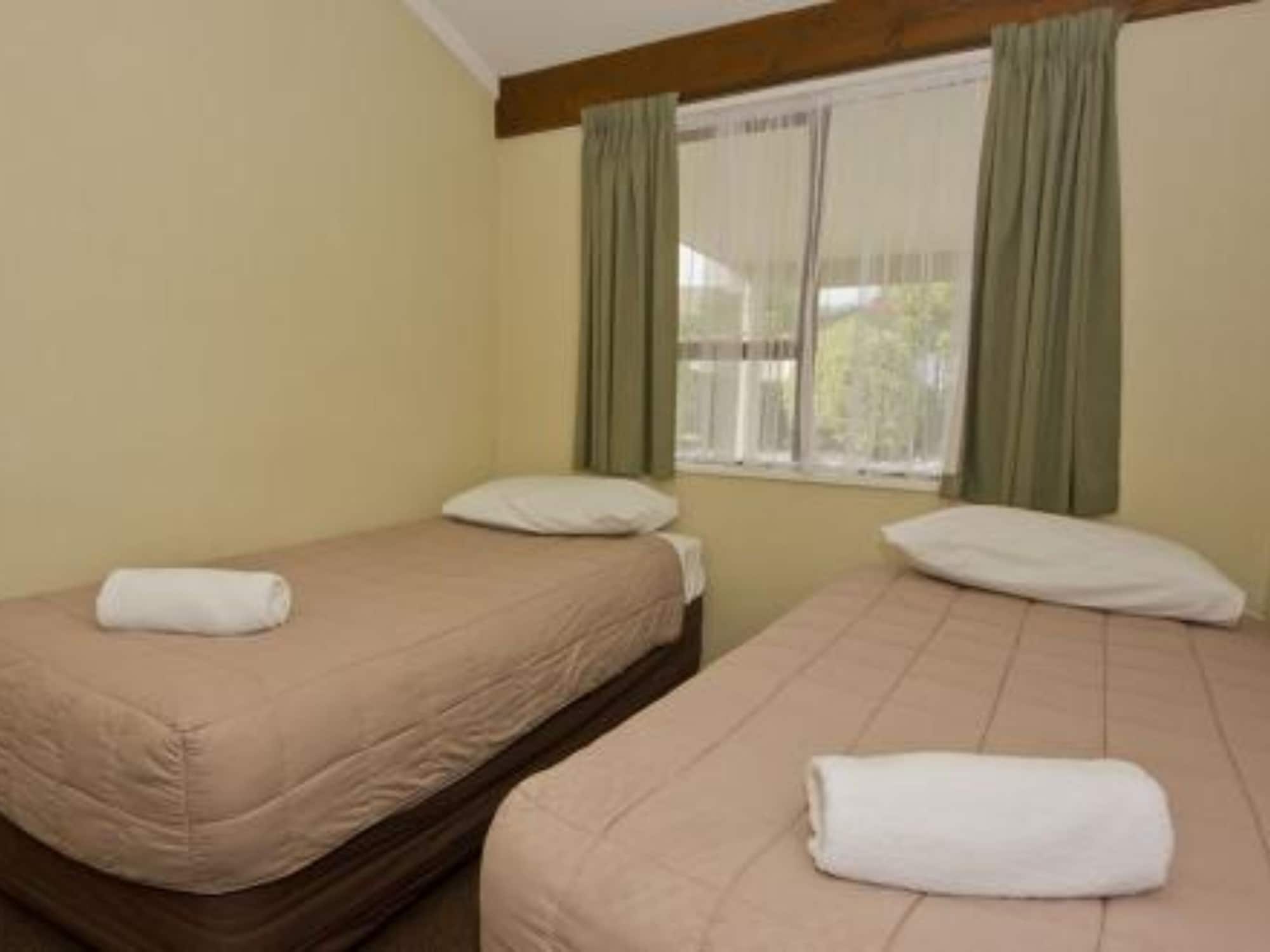 2 Bedrooms, Motel, Classic, Queen and Twin Beds, Sofa، Tahuna Beach Kiwi Holiday Park & Motel 3/4