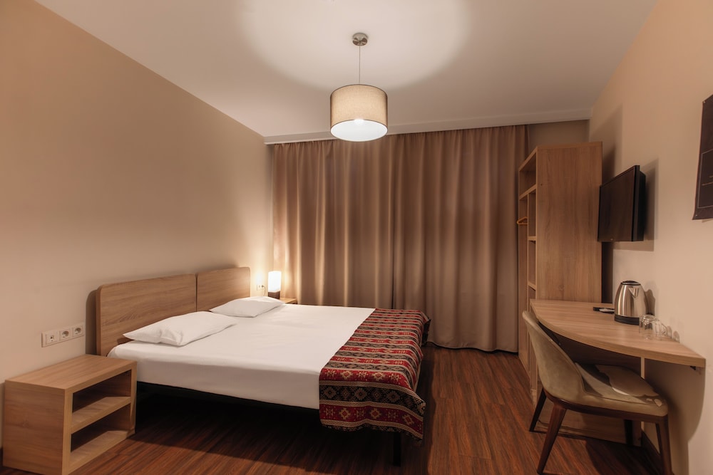 ECONOMY, DOUBLE OR TWIN BED