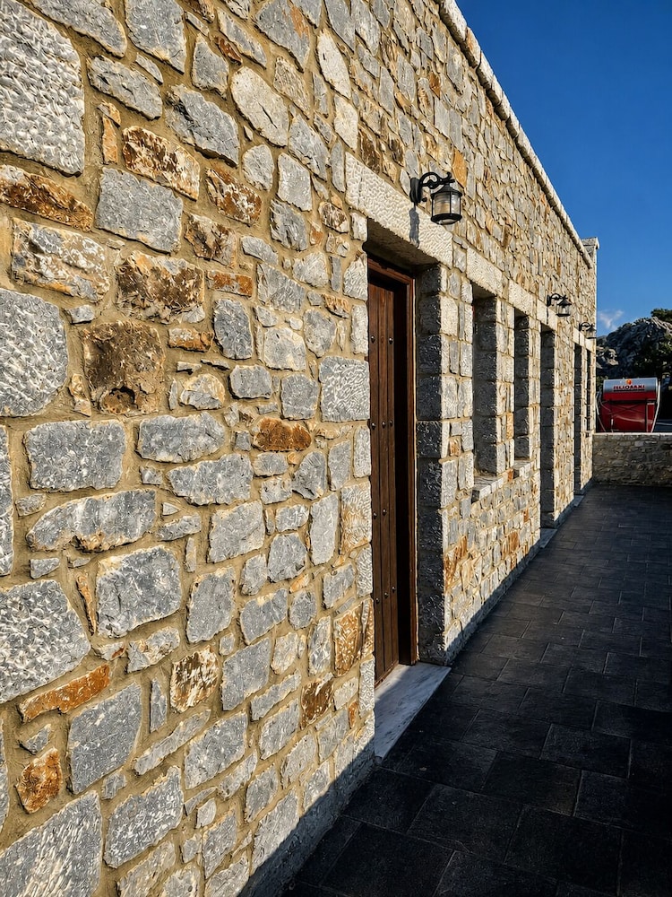 Lalloudes Seaside Accommodation 3/50