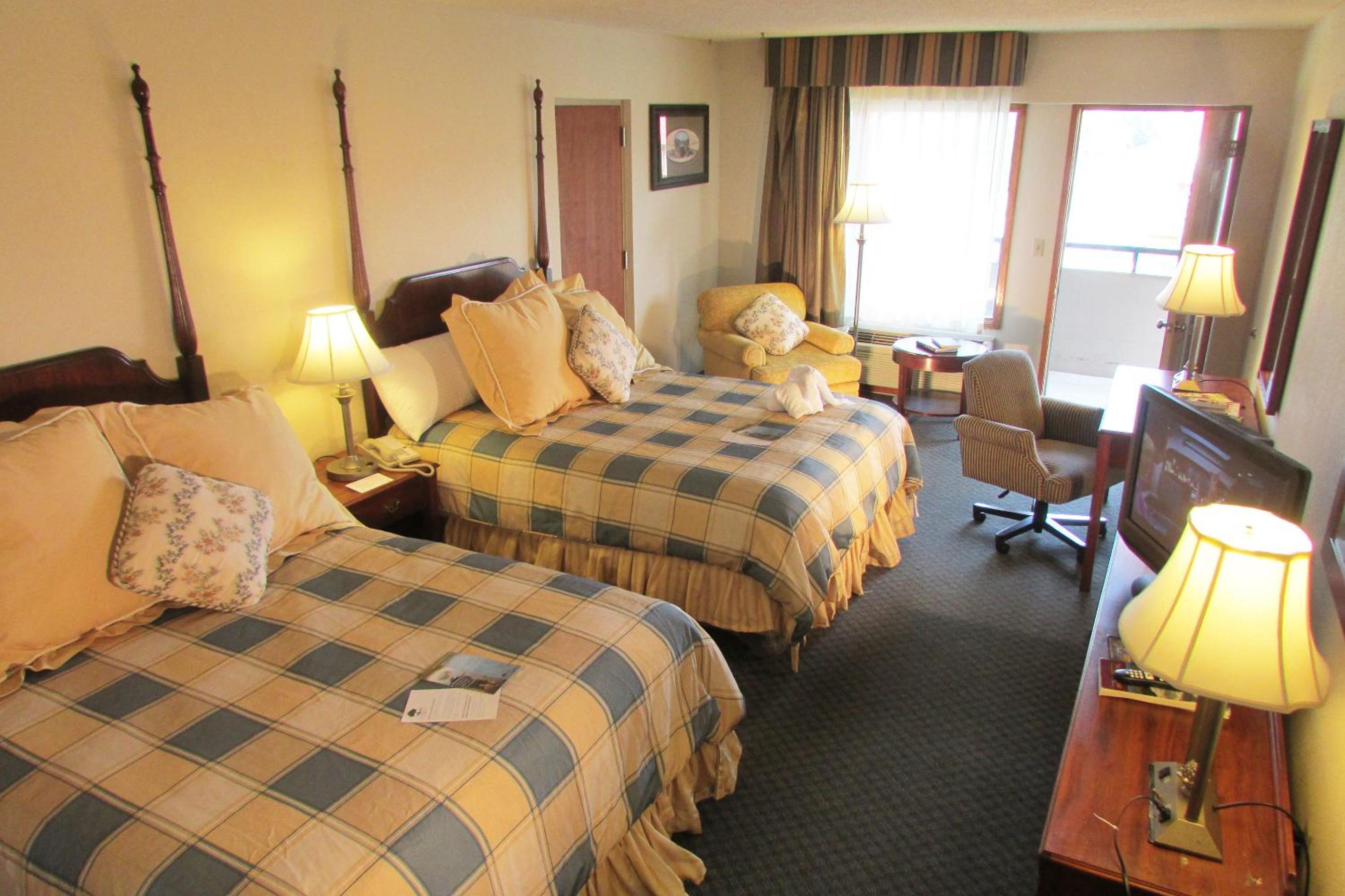 Superior, 2 Queen Beds, Mountain View, Balcony, Shared Lounge Access