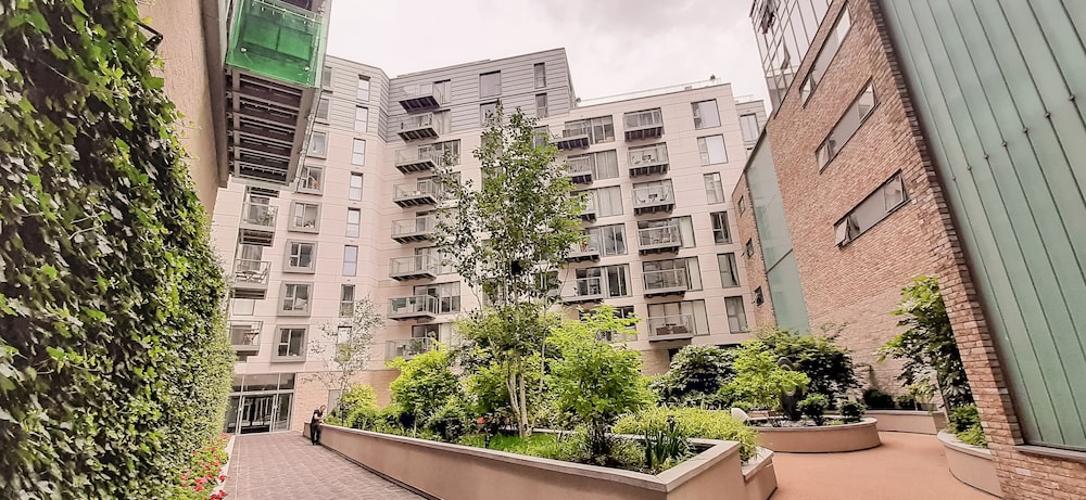 Avant Garde Apartments By Squa.Re 39/43