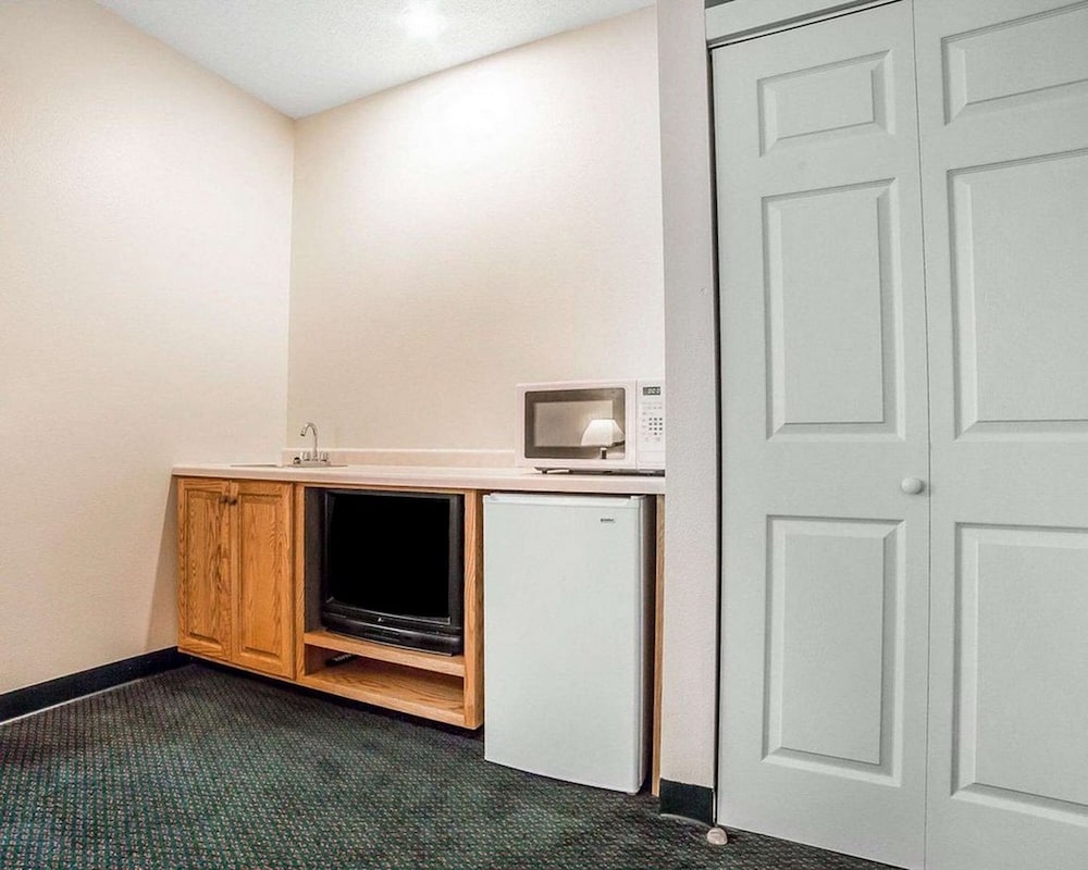 FairBridge Inn and Suites Glendive (ex Comfort Inn) 14/30