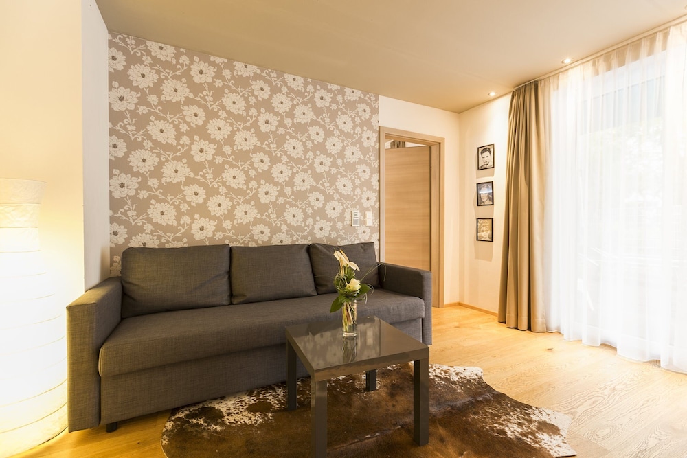 Room 4 Apartments 30/50