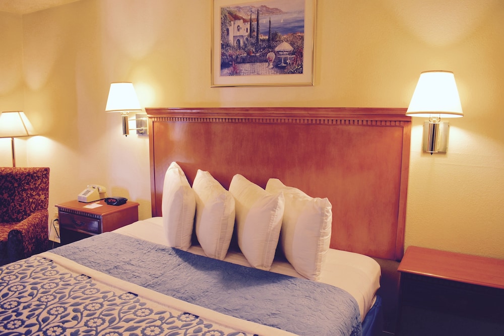 Days Inn by Wyndham Anaheim Near The Park 16/45
